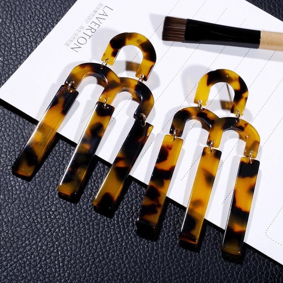 ‘Diane’ Exaggerated statement earrings - Picture 5 of 6